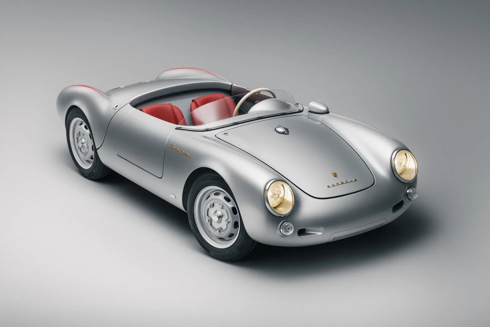Hedley Studios, Porsche 550 J’yi Elektrikli ve Ölçekli Bir İkon Olarak Yeniden Yorumladı