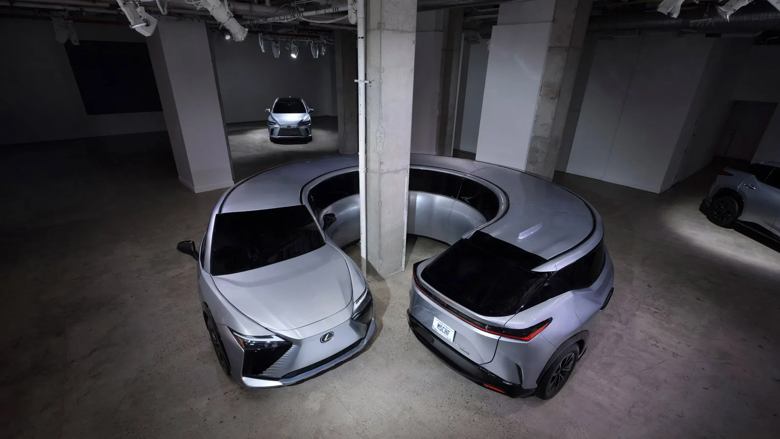 MSCHF, New York’ta Lexus Elektrikli Araçlarını Absürt Şekillerde Sergiliyor