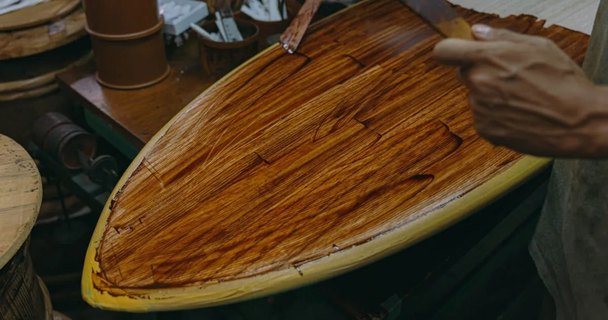 Kyoto’dan Kıyıya Ahşap Yolculuk: Ayı İzlerini Taşıyan Surfboardlar