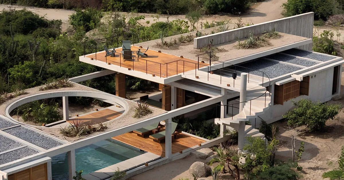 Oaxaca Sahilinde İçeriye Dönük Beton Ev: Casa Cieno’nun Yeşillikle Bağ Kurması