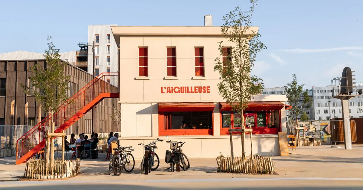 Eski bir demiryolu sinyal kabini Nantes’ta ‘L’Aiguilleuse’ isimli kiosk-bara dönüştürüldü