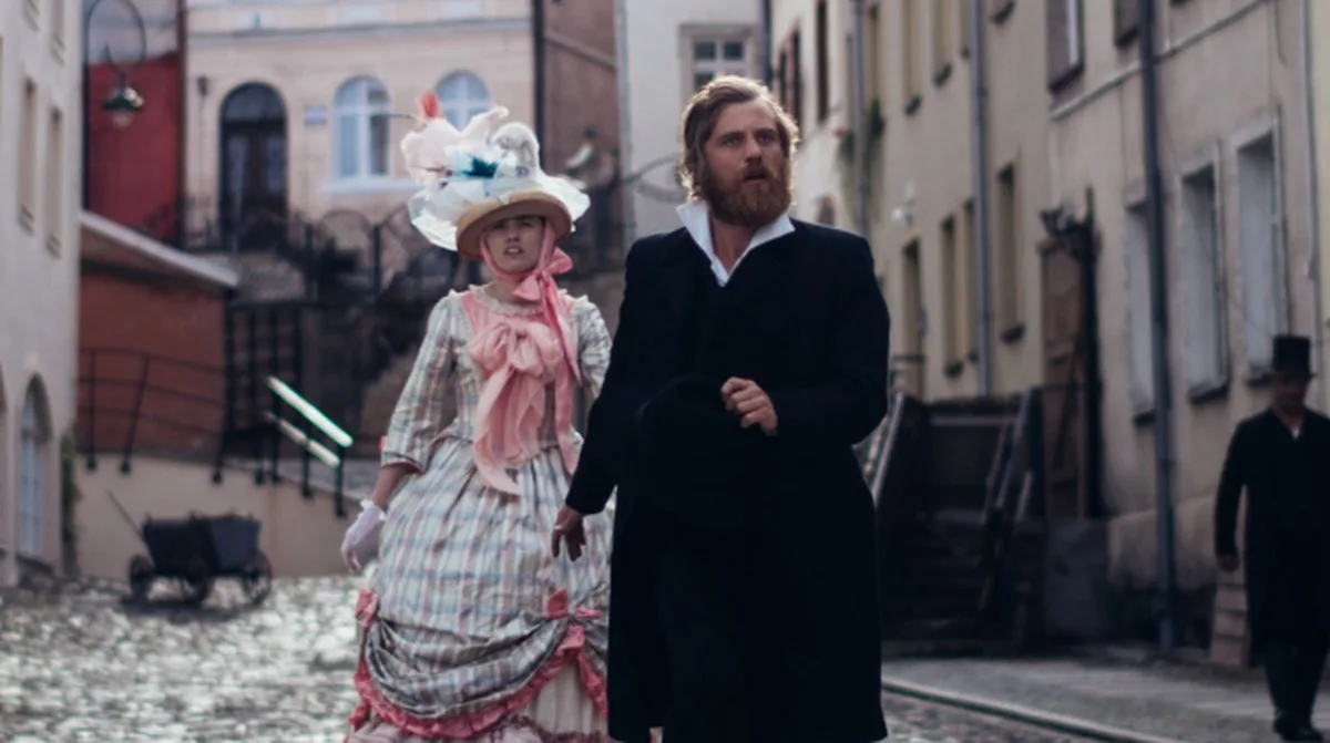 The Idiot(s)’ Filmi: Johnny Flynn ve Aimee Lou Wood, Rus Edebiyatının Sürreal Bir Yorumunda Çalkantılı Bir İlişki Yaşıyor