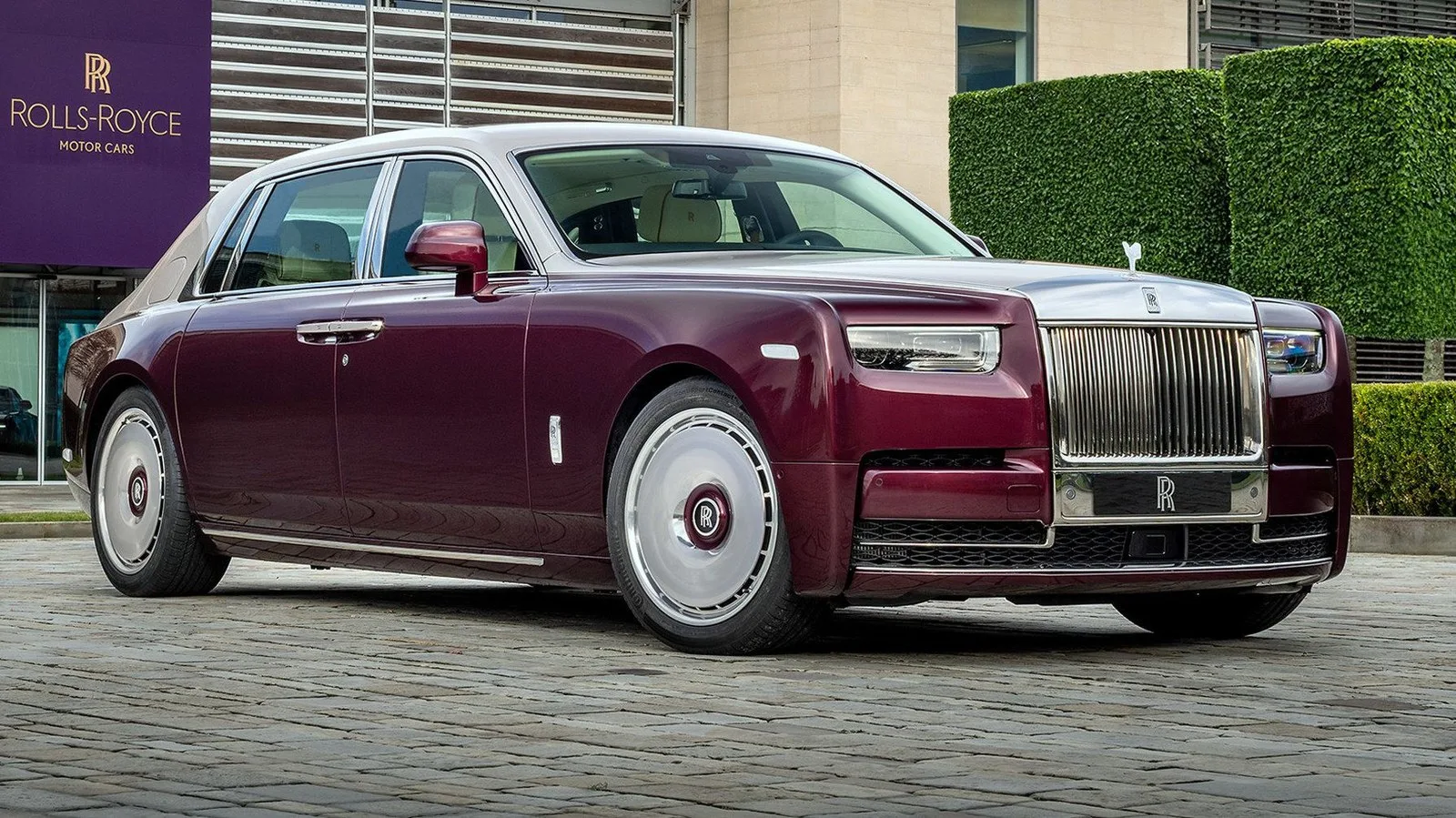 Rolls-Royce, İnce Kabuklardan Yapılan Hummingbird Motifiyle Yeni Bir Özel Emir Sunuyor