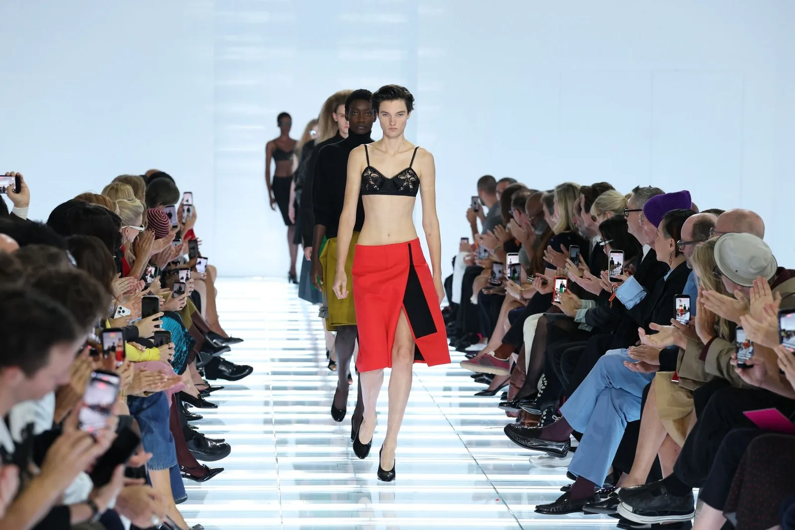 Milano Moda Haftası’nda Prada, eteği bir sanat eseri gibi yeniden keşfetti