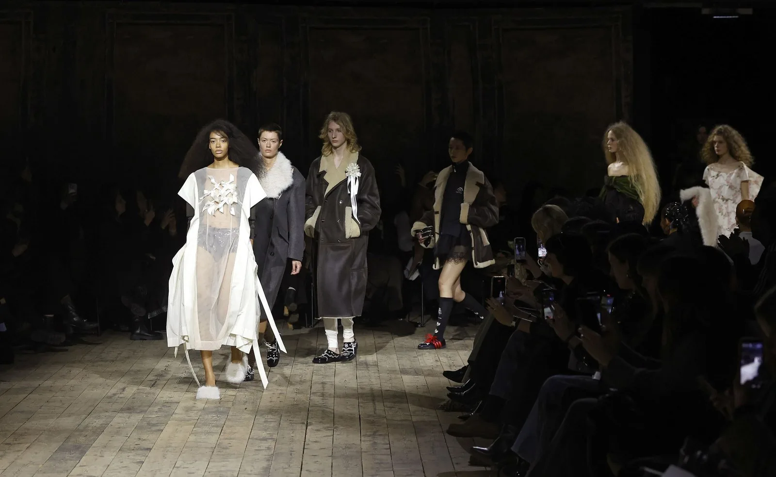 London Fashion Week S/S 2027 Kapılarını Açıyor: McQueen ve Mulberry Listeye Dönüyor