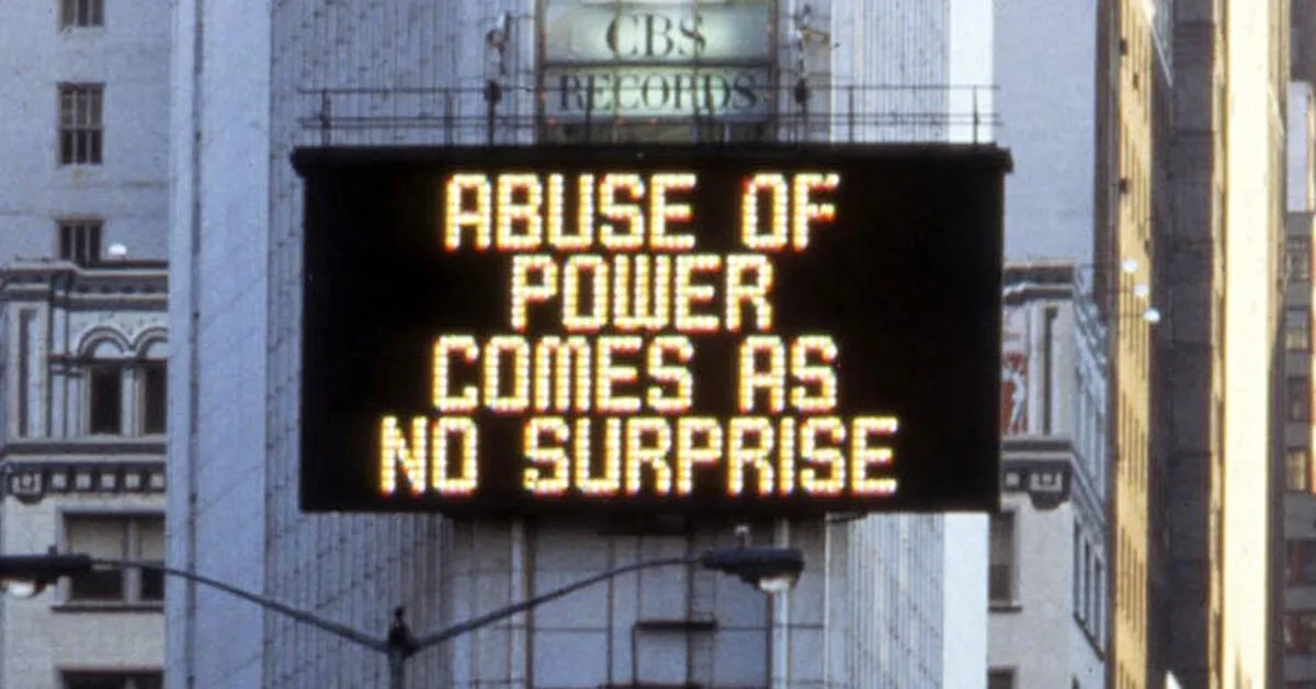 Jenny Holzer’ın “Gerçekler”i ve halka açık ekranların gücü: Zamanlar Meydanı’ndan Porto’daki çağdaş sanat dünyasına