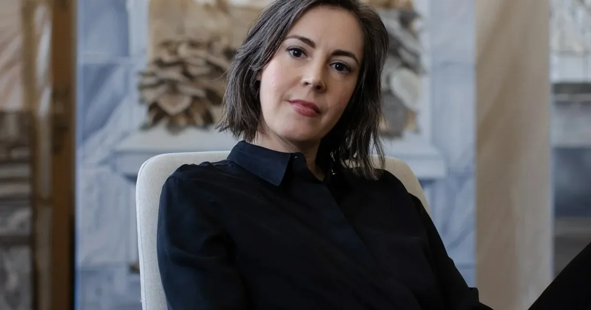 Ressam Emily Mae Smith’in Sürrealist Vizyonları Karanlığın İçine Hoş Geldi