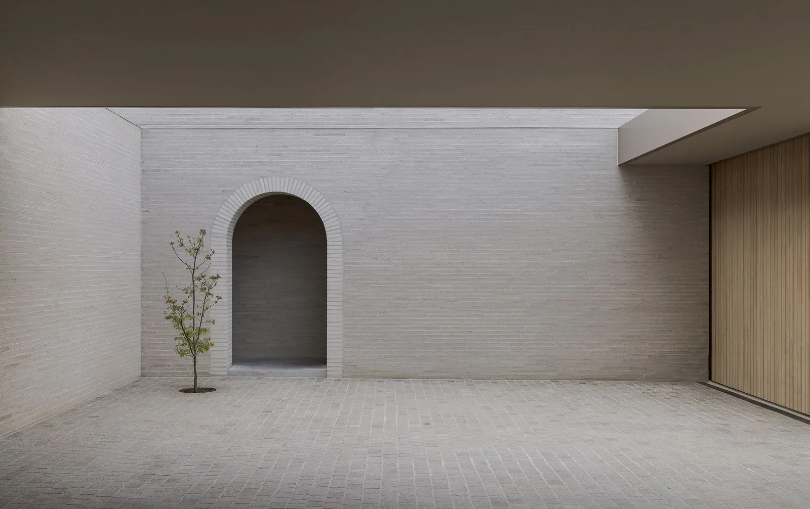 Ard ardına dizilen gizli avlularla biçimlenen minimalist Melbourne evinde tasarımın gücü de bir o kadar güçlü