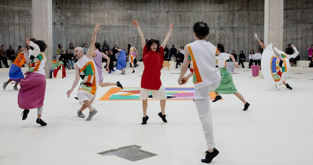 Issey Miyake, Matisse’in “İksir” adlı kağıt kesimlerini Tate Modern’de giysi ve koreografiye dönüştürdü