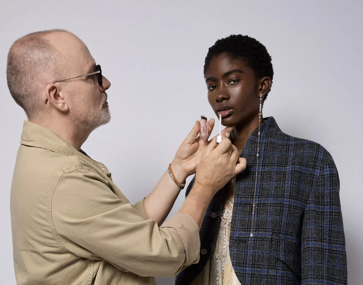 Dior’un İlkbahar-Yaz 2027 Koleksiyonu İçin Makyajı Yaratan Efsanevi Sanatçı Peter Philips, Sahne Arkasındaki Süreci Anlatıyor