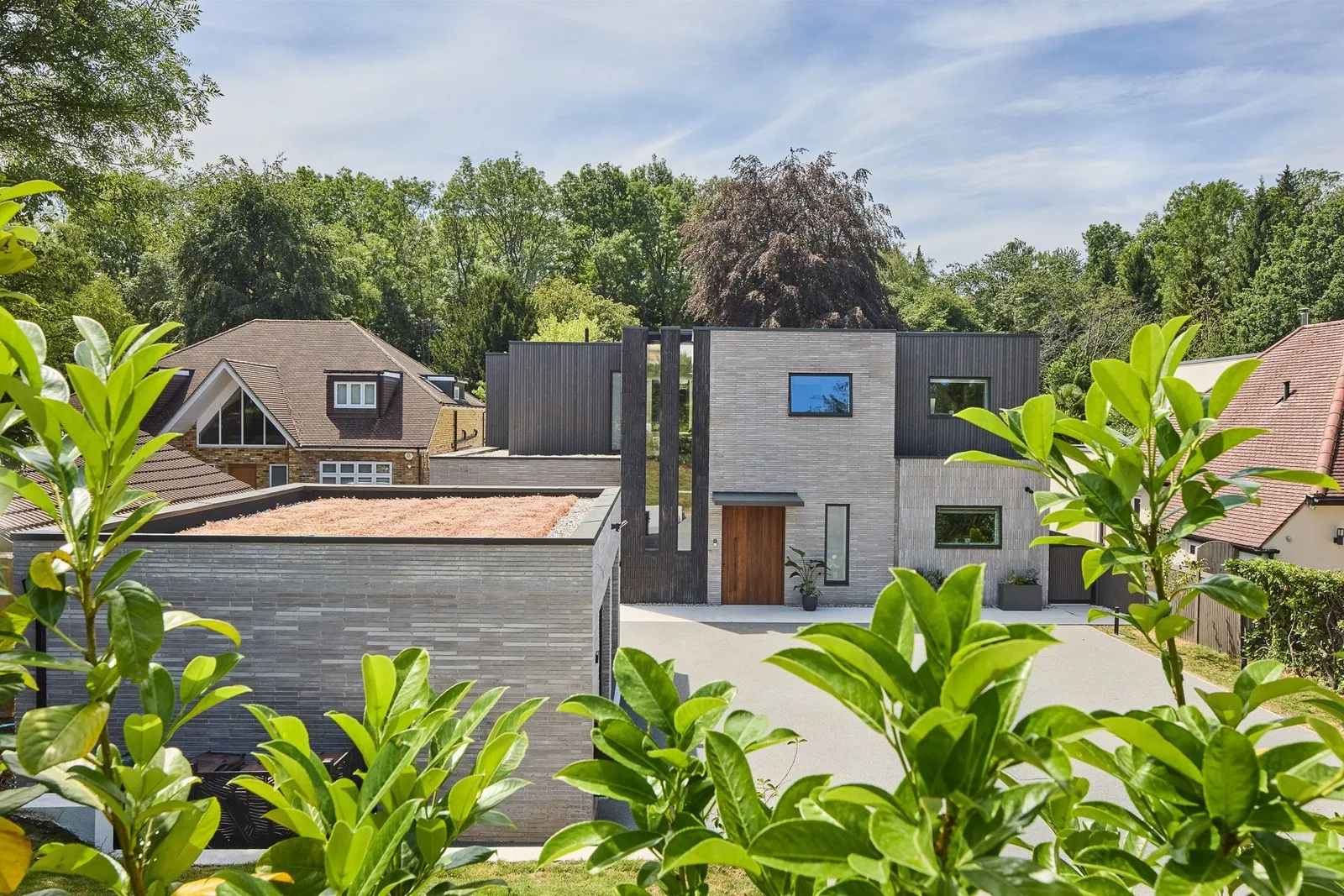 Hertfordshire vadisinde pasif ev konseptiyle sürdürülebilir avlu yaşamını yükselten modern bir konut