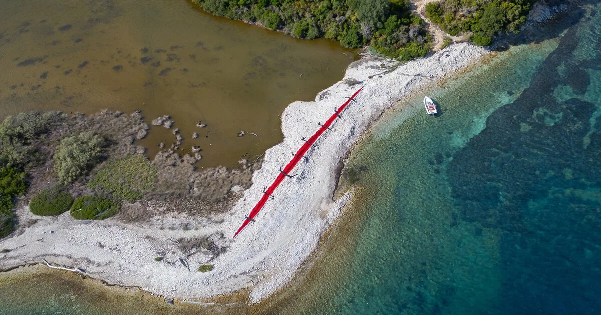 Kırmızı yaralar ve siyamet dikişleriyle Corfu’daki işgal edilmiş sahil ekosisteminde toprak sanatı