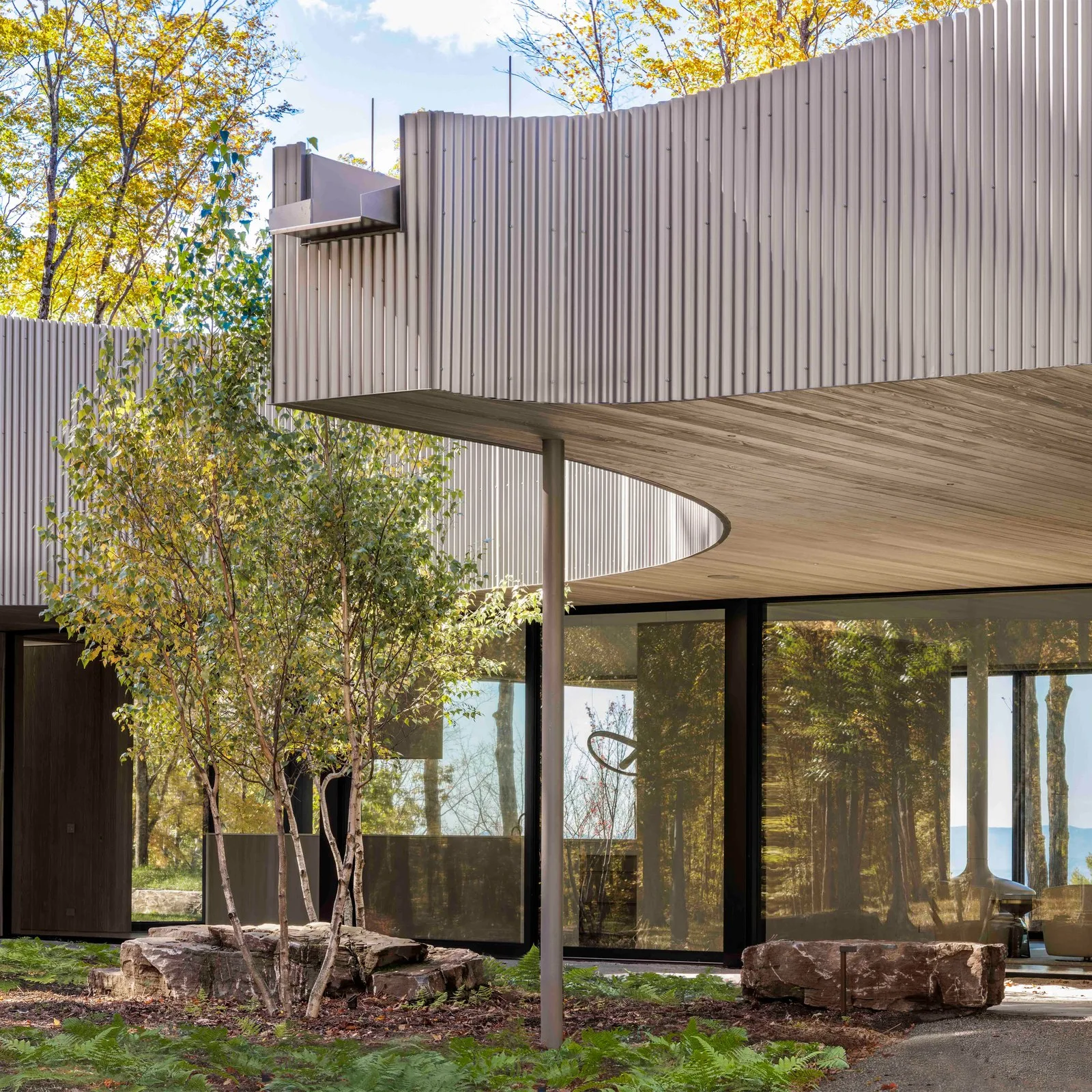 Desai Chia, New York’taki Chatham Residence için “doğayı taklit eden gölgeler” üreten bir ev tasarladı