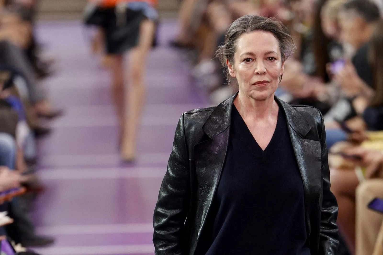 Jamie Bell, Olivia Colman ve Emma Corrin Miu Miu’nun Paris modası sahnesinde yürüdü