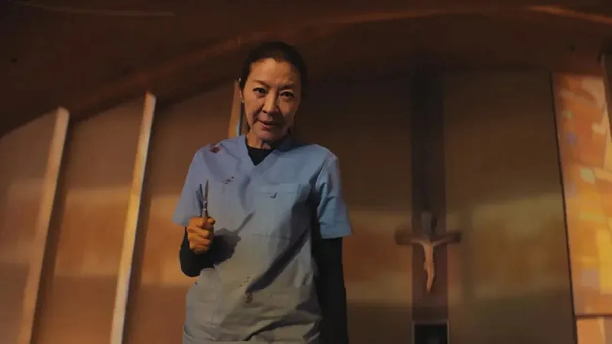 Cerrah’ İnce Bir Aksiyon Filmiyle Mobilya Çetesi Üyelerini Tıbbi Uzmanlığıyla Öldürüyor: Michelle Yeoh, “Ameliyat Keskin”