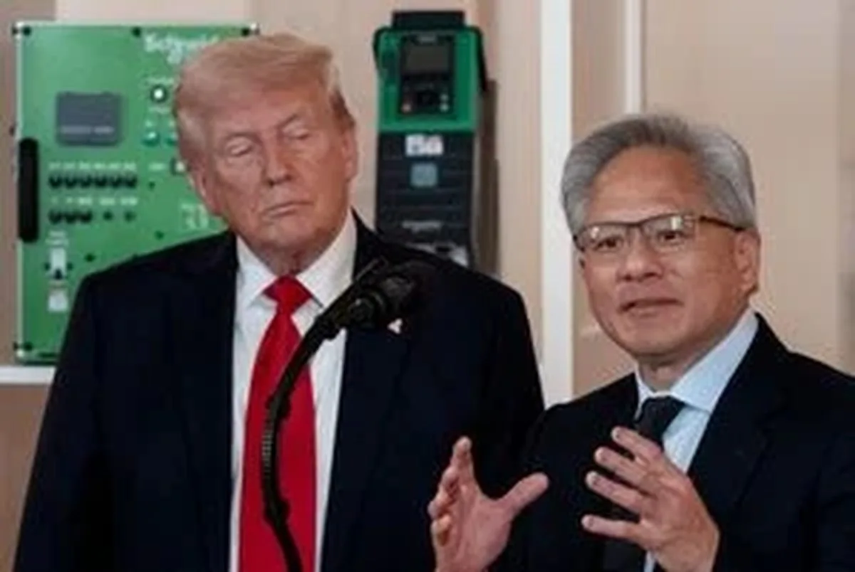 Trump, Los Angeles’daki zirvede sahneye çıkan Jensen Huang’a canlı telefon açarak yapay zeka güvenlik endişelerini “saçmalıktan”