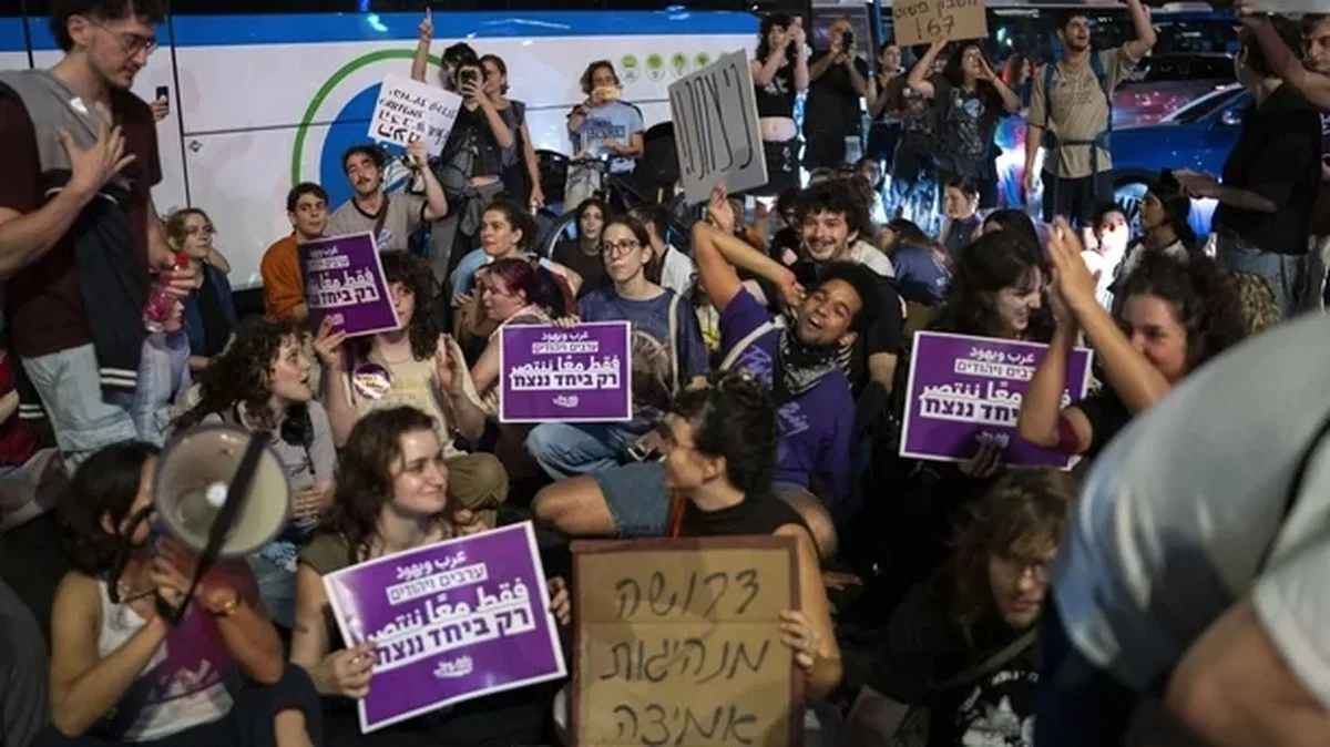  Left-wing Israelis gather to demand a joint government of Arabs and Jews and block roads in Tel Aviv