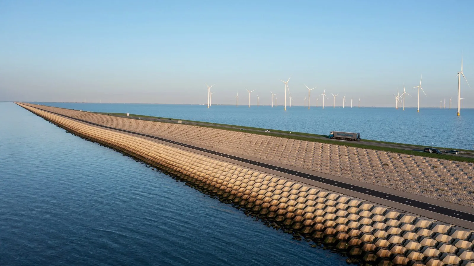 Hollanda’nın en ikonik su yapılarından biri olan Afsluitdijk Barajı, 8 yıllık yenilemeyle balık geçitleri ve bisiklet yoluna