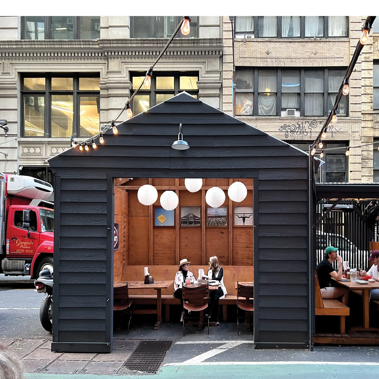 New York’un pandemi dönemi restoran kuyrukları kitabında “farklı zevklerin” mimarisi