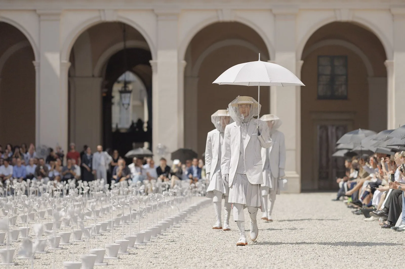 Thom Browne, ‘Böcek Life’ filminden ilham alan S/S 2027 erkek koleksiyonuyla Milan’da sahneye çıktı