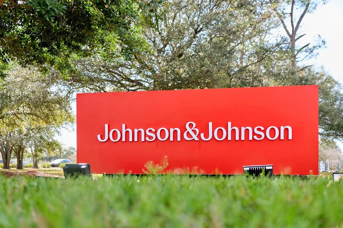 Johnson & Johnson Yıl Sonu Kâr Tahminini Yükseltti; İlaç Satışları Cihaz İşletmesini Geride Bıraktı