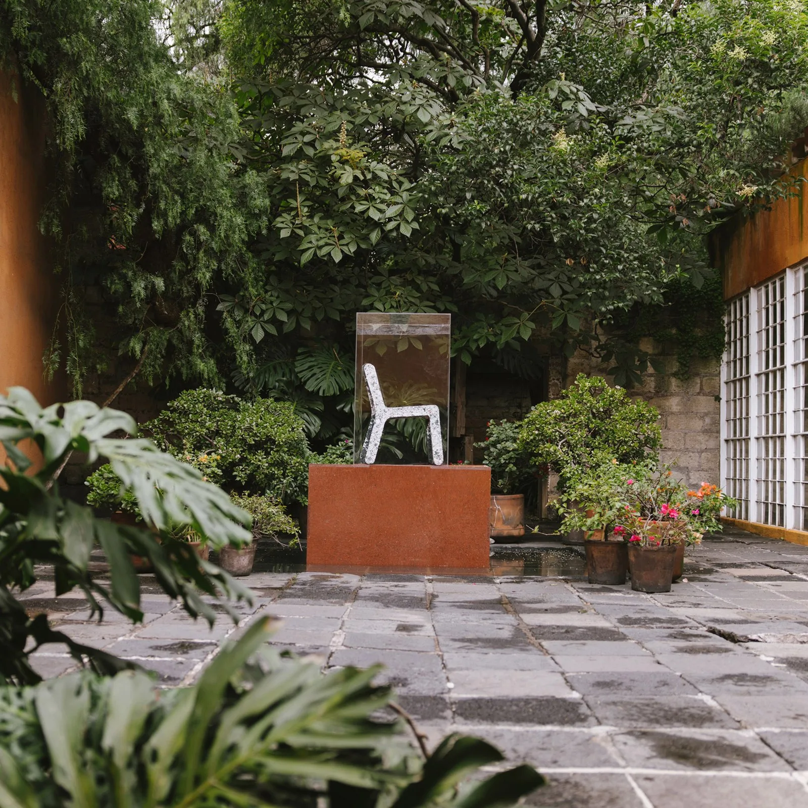 Geri dönüştürülmüş plastik plepler üzerine kurulu tasarım serisi Mexico City’de Barragán’ın “gizli” evinde