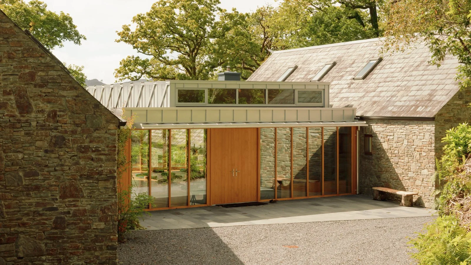 Schemata Architects, İrlanda yağmur ormanında Linden House misafirhaneyi yeniledi