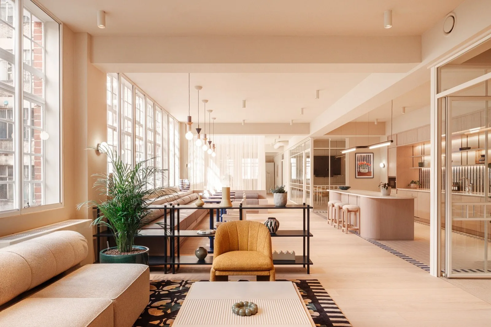 Art deco geometrisi minimalist iç mekânlarla buluşuyor: Londra’da yeni bir çalışma alanı