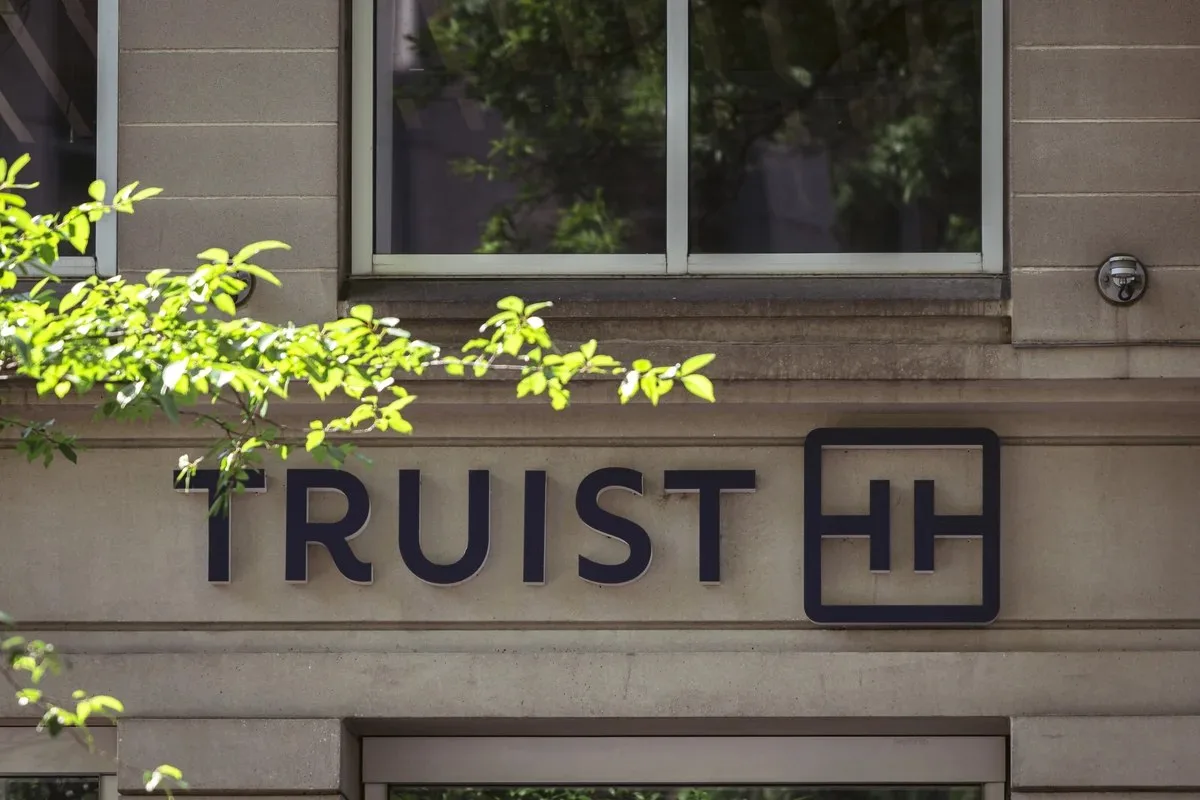 Truist’in yeni CEO’su bankanın tüketicilere ve KOBİ’lere yönelik yönetim kadrosunu yeniden şekillendiriyor