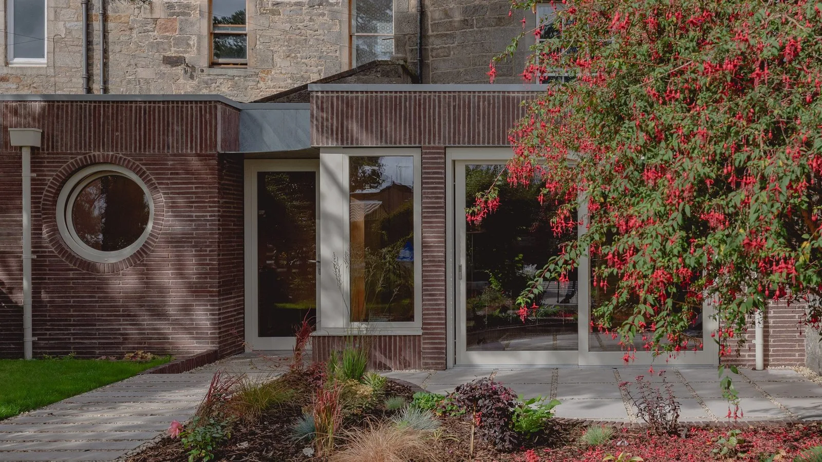 Edinburgh’da taş evine ince kırmızı tuğla uzantı ekleyen Pend mimarlık stüdyosu