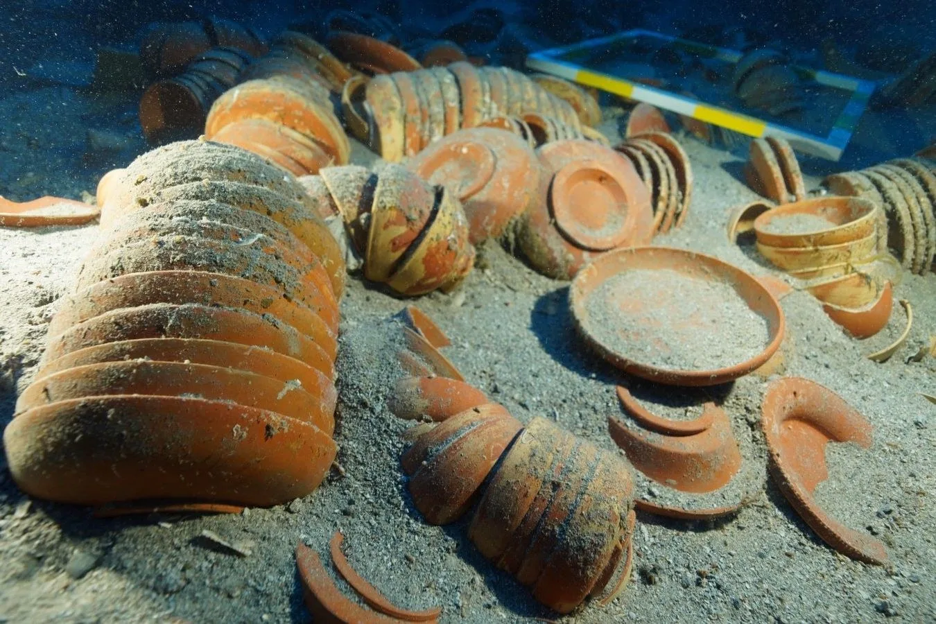 Türkiye Kıyılarının Derinliklerinde Batan Sofra Takımı Gemi; Eşsiz Durumda Korunan 2.100 Yıllık Seramik Yükü Ortaya Çıkıyor