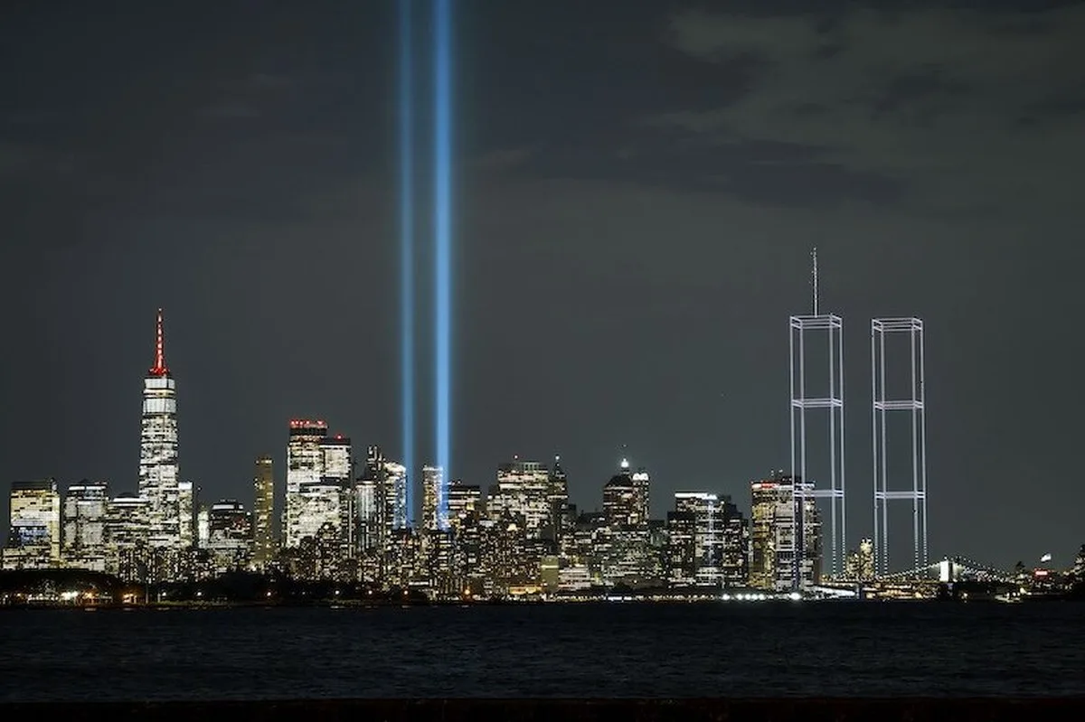New York gökyüzünde 2.977 ışıkla yeniden yükselen İkiz Kuleler: 11 Eylül’ün 25. yılında liman üzerinde bir anma