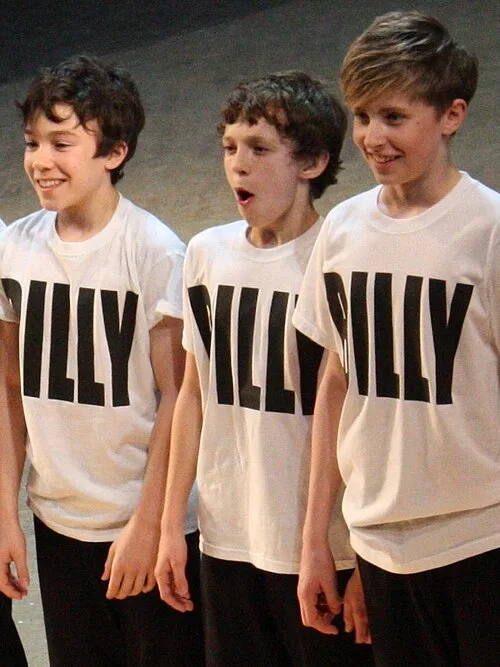 Holland (ortada), 31 Mart 2010'da Londra'daki Victoria Saray Tiyatrosu'nda Billy Elliot the Musical'ın beşinci yıldönümünde performans sergilerken